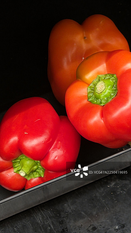 一家杂货店里正在销售的彩色甜椒。甜椒口感辛辣，可用于制作咖喱、沙拉和三明治。甜椒有多种颜色，如绿色、紫色、红色、橙色和黄色。甜椒是一种蔬菜，在世界各国都很常见。图片素材