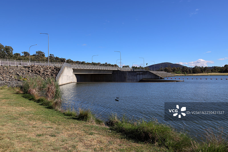 澳大利亚首都堪培拉，格林威，塔尔隆湖大坝溢洪道上的桥梁，桥上是阿斯隆大道图片素材