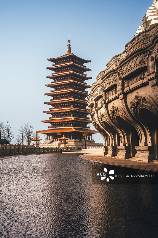 南京牛首山高耸的多层宝塔和华丽的石雕建筑图片素材