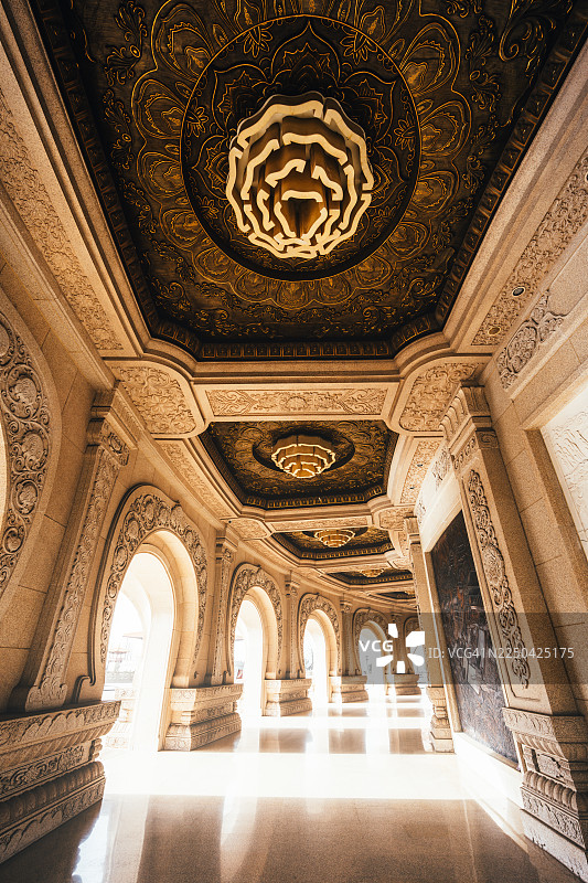 中国江苏南京牛首山华丽的室内走廊图片素材