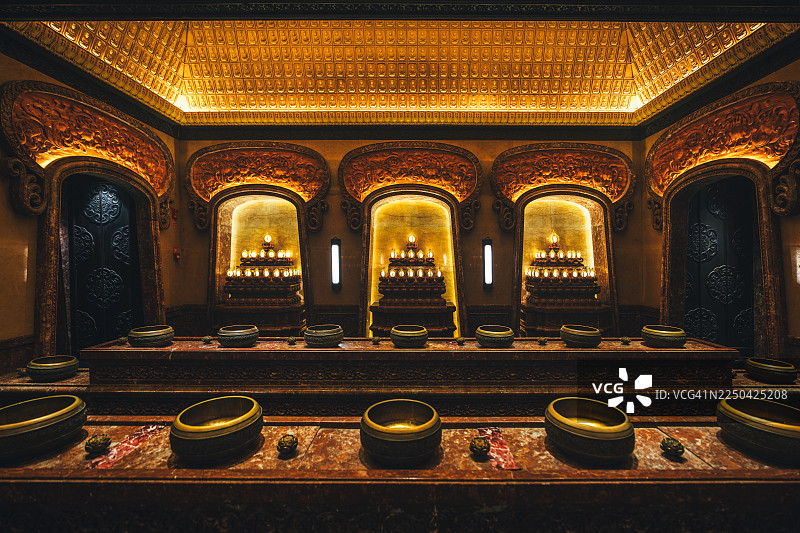 南京牛首山传统中国寺庙的华丽内景，江苏，中国图片素材