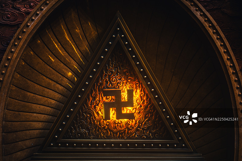 中国江苏南京牛首山被照亮的万字符图片素材