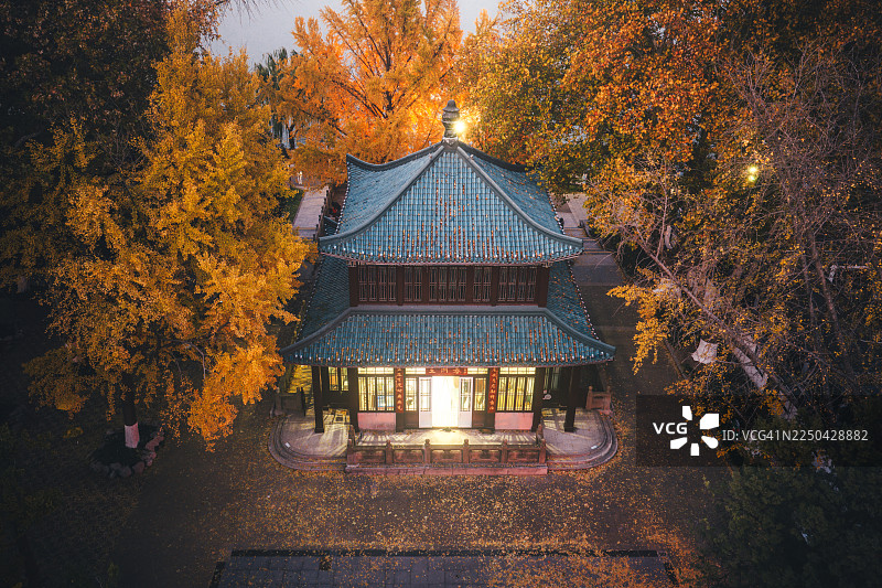 中国江苏南京梁州梁屿梁岛，金秋时节的传统凉亭图片素材