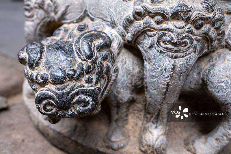 带有狮子头石雕和弧形图案的柱基图片素材