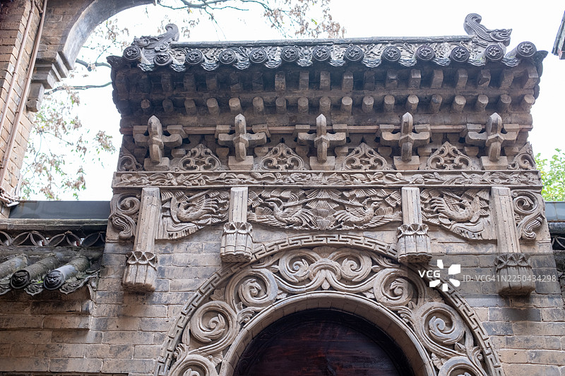 门楣上华丽的砖石雕刻，饰有凤凰和祥云图片素材