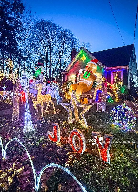 特纳克郊外房屋的节日装饰图片素材