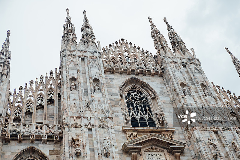 一座历史悠久的欧洲大教堂的歌特式建筑细节，带有精美的尖塔图片素材