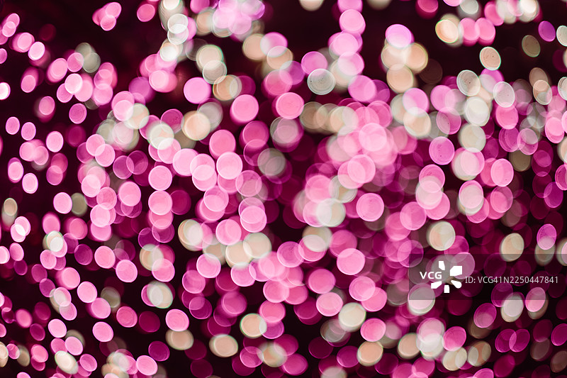 深色背景上的品红色散景光效图片素材