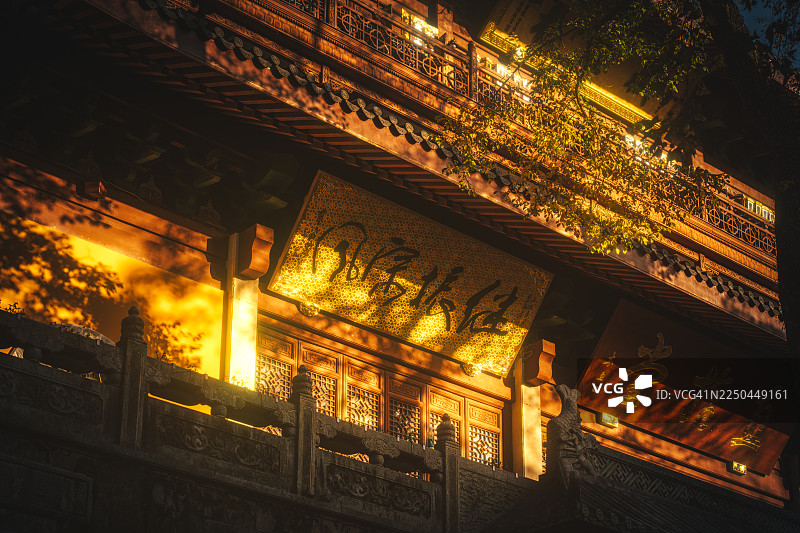 中国浙江杭州灵隐寺的金色发光牌匾图片素材