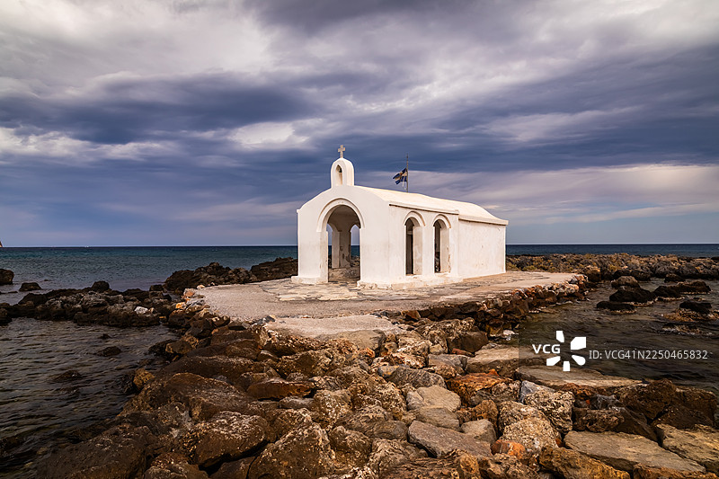 圣尼古拉斯教堂，克里特岛，希腊，在戏剧性的天气下。图片素材