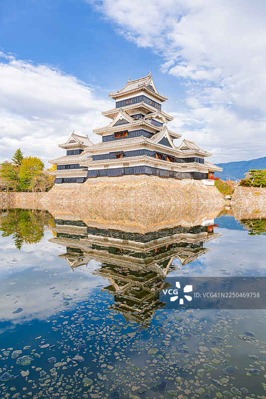 秋季松本城风景，日本长野县松本市图片素材