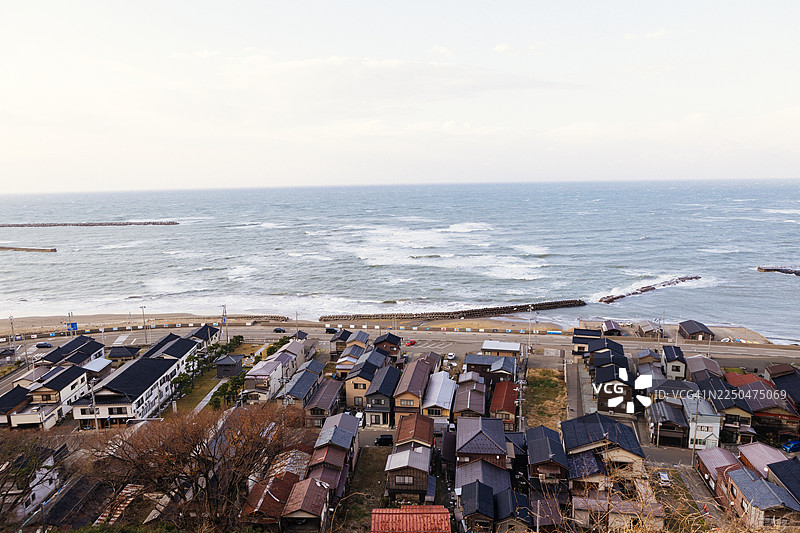 冬季的日本海和出云崎的城镇风光图片素材