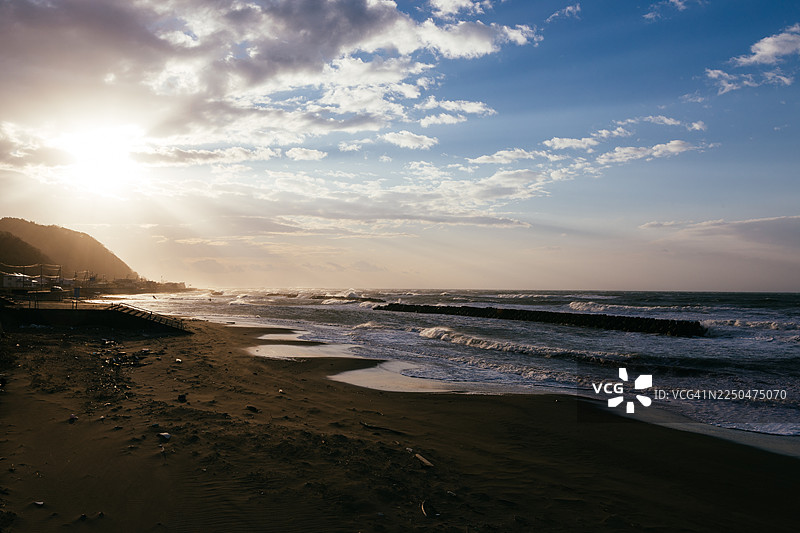 冬天的日本海和出云崎的城镇景观图片素材