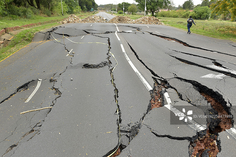 破损的道路图片素材