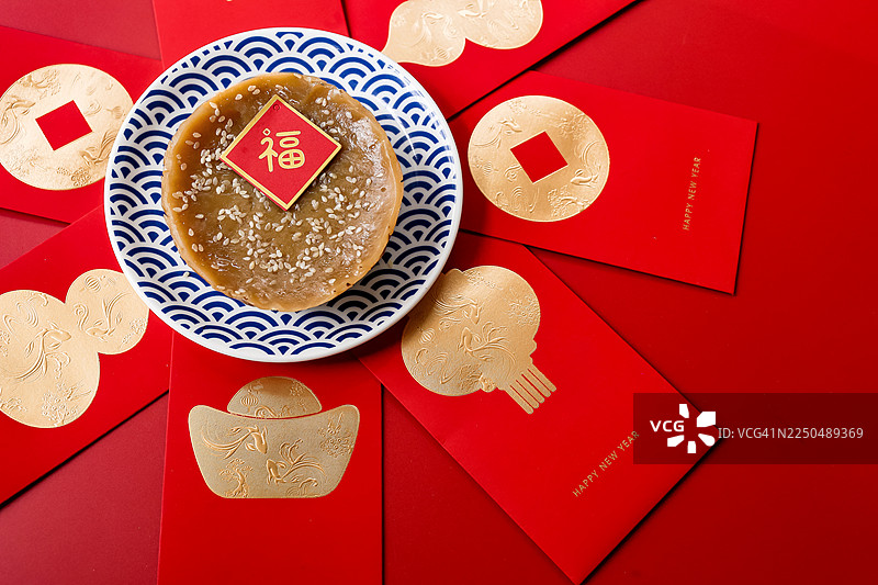 红底上的年糕和红包图片素材