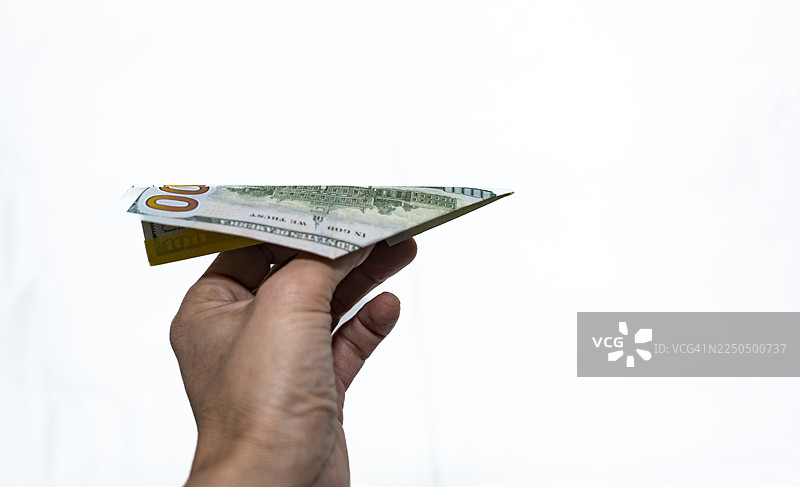 用100美元纸币折成的纸飞机图片素材