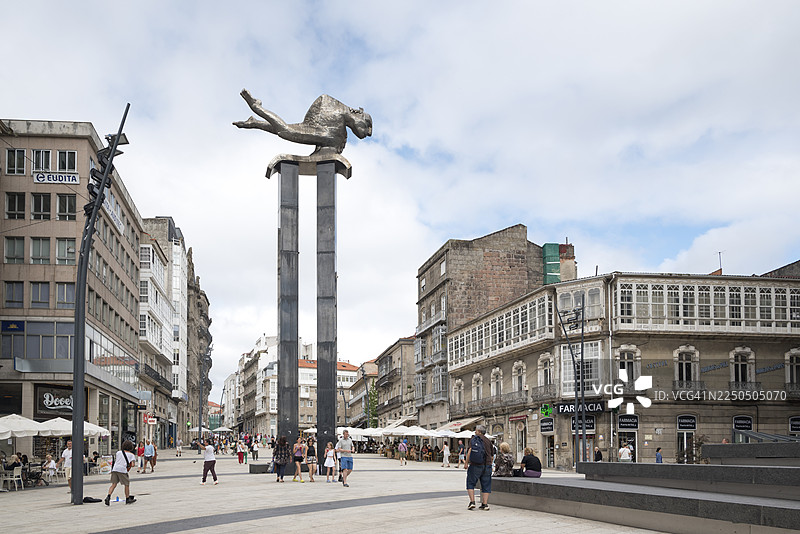 西班牙维戈旧城区太阳门广场景观图片素材
