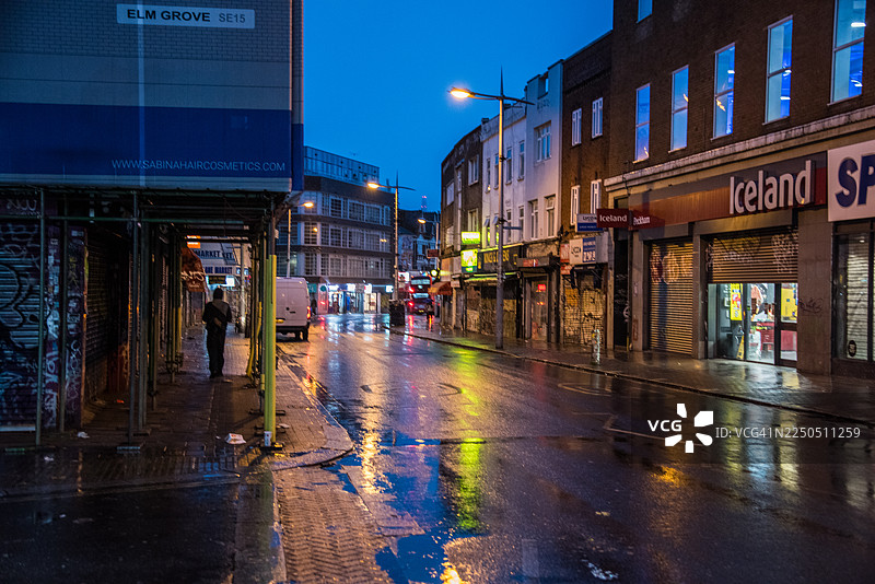 黎明时分，佩克汉姆湿漉漉的街道景象图片素材