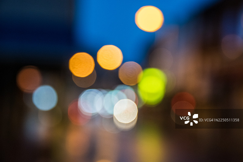 夜晚城市街道交通的抽象散景灯光图片素材