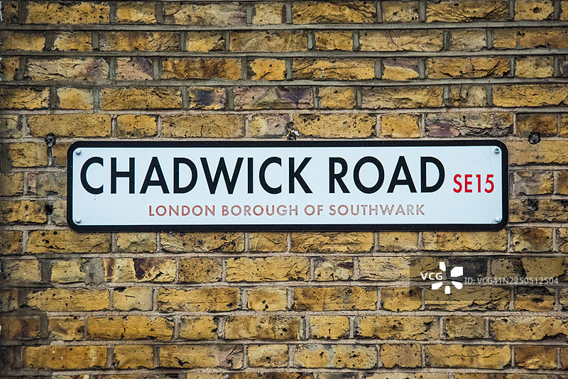 查德威克路街名标志在黄砖墙上图片素材