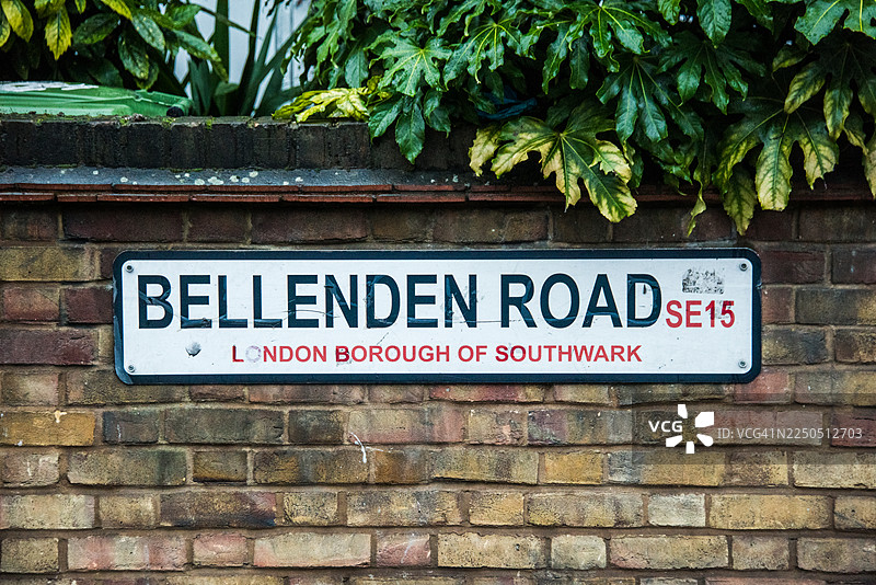 老砖墙上的贝灵登路牌图片素材