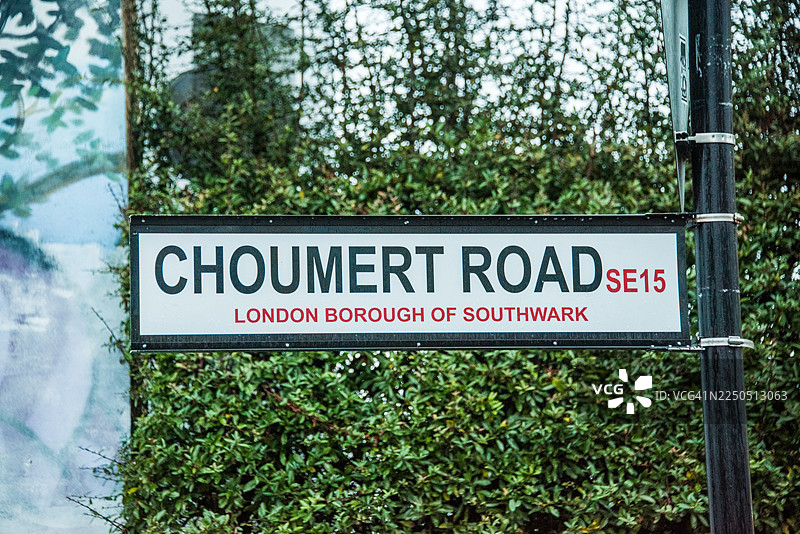 绿篱旁的乔梅特路标牌图片素材