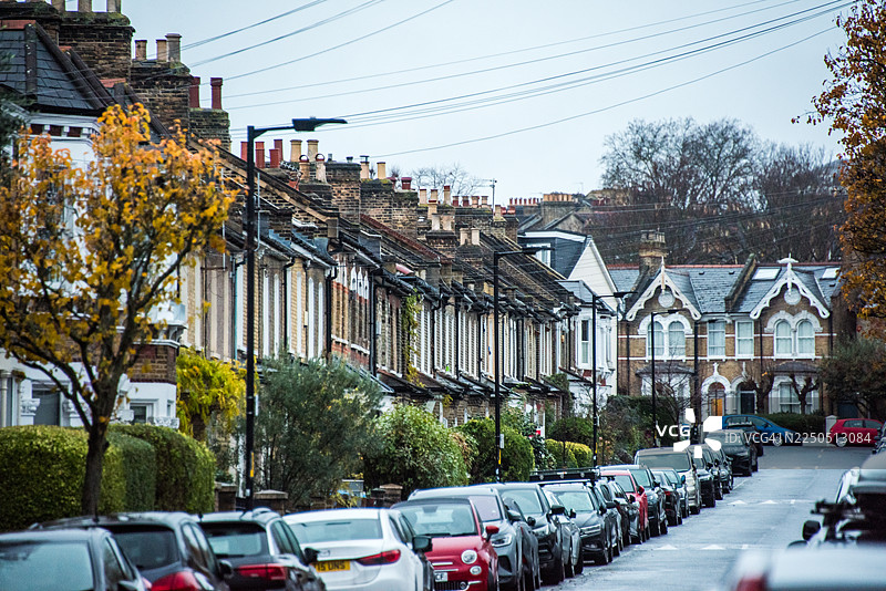 秋叶树下的维多利亚式露台房屋，位于佩卡姆图片素材