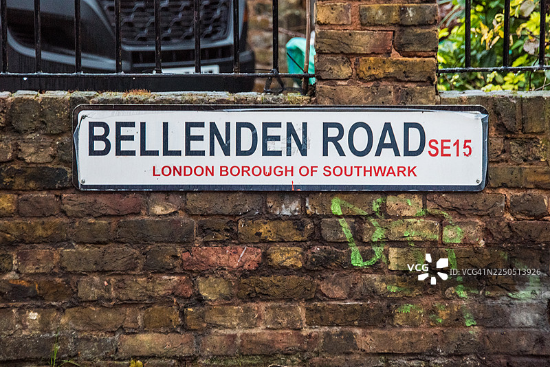 回收砖墙上的贝林登路标牌图片素材