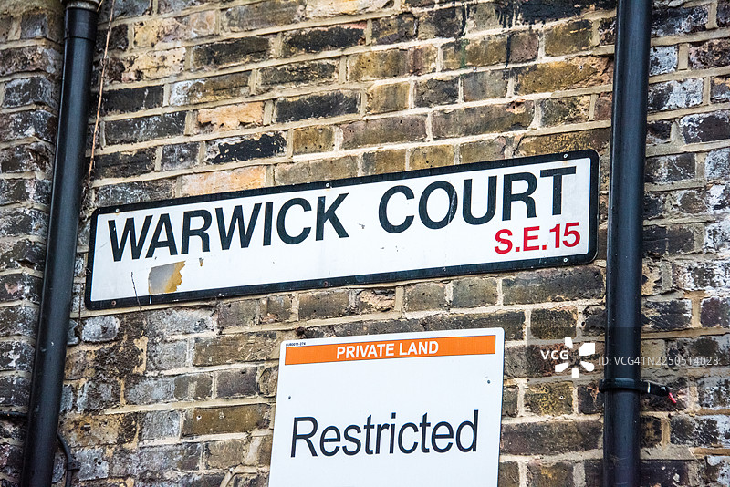 砖墙上的沃里克法院街道标志图片素材