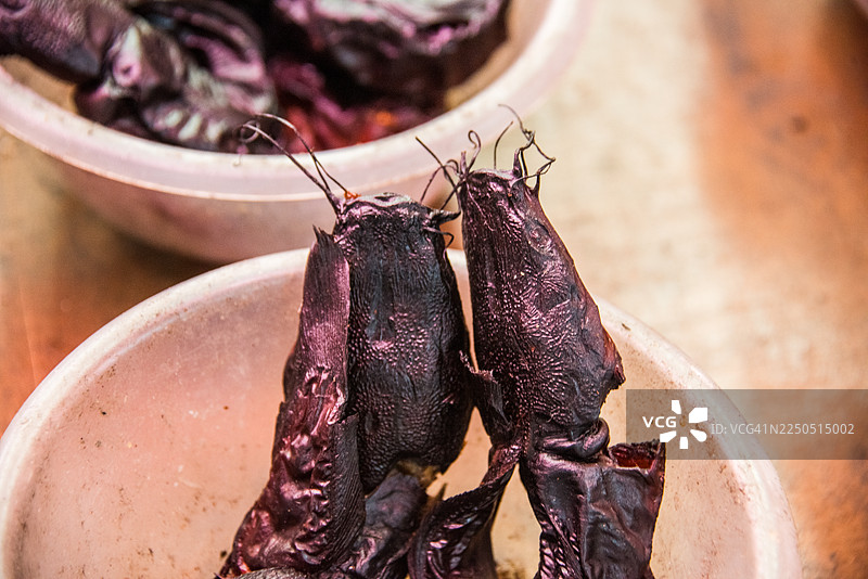 塑料碗里的烟熏干鲶鱼卷图片素材