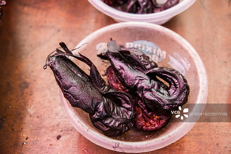 塑料碗中的烟熏干鲶鱼卷图片素材