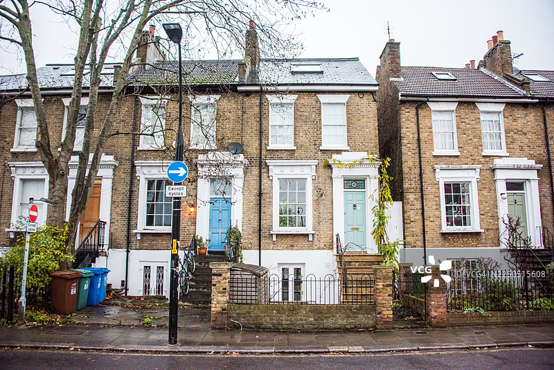 粉彩色门窗的修复后的维多利亚式露台房屋图片素材