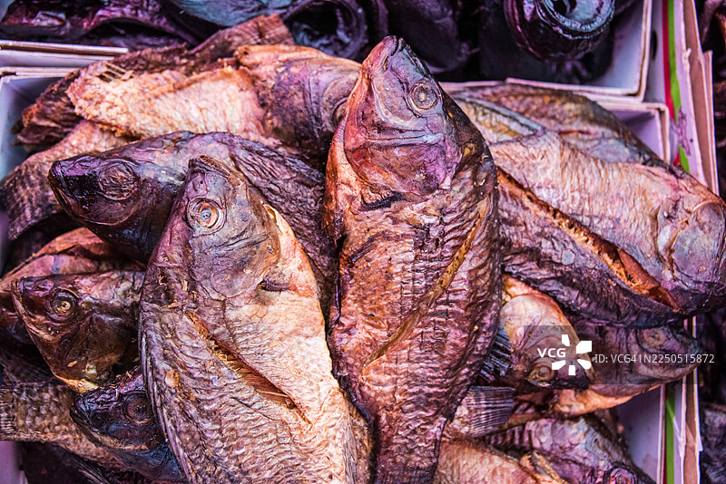 一堆烟熏罗非鱼图片素材