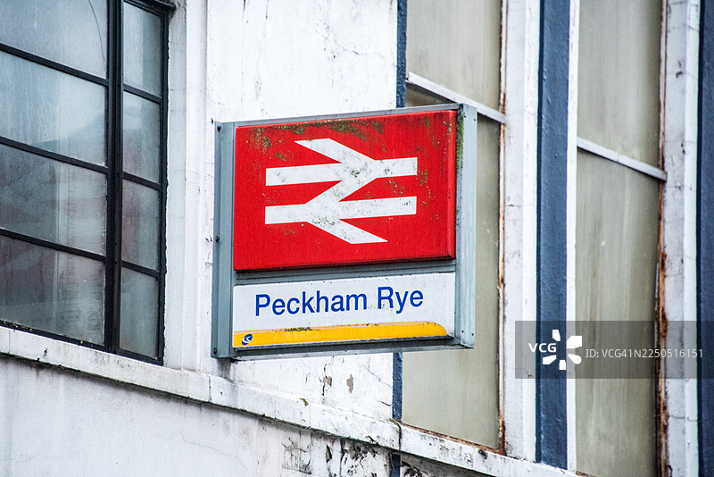 英国铁路双箭头标志，位于珀克姆莱站图片素材