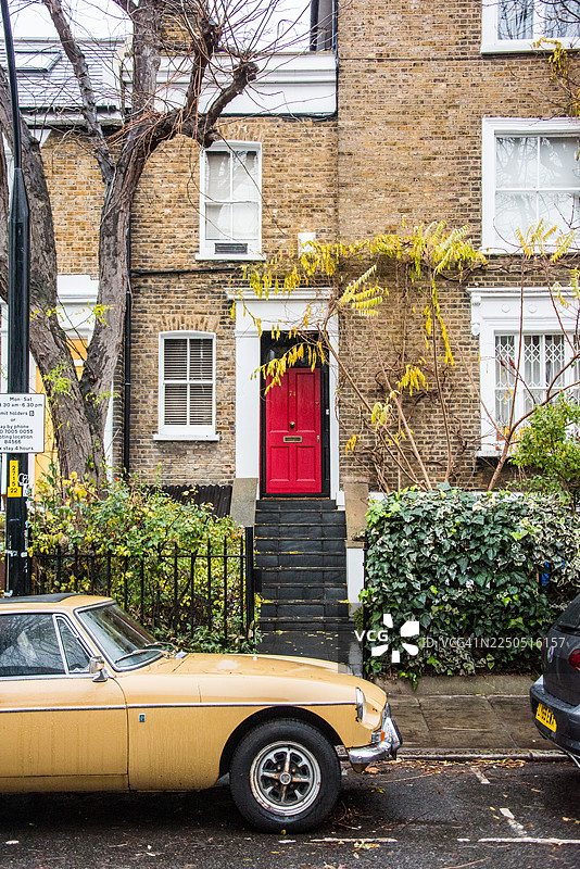 维多利亚式露台街道上的收获金MG BGT图片素材