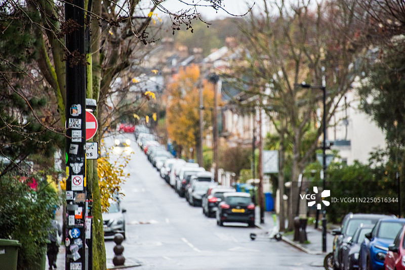 贴有贴纸艺术的街灯和秋季街道景象图片素材