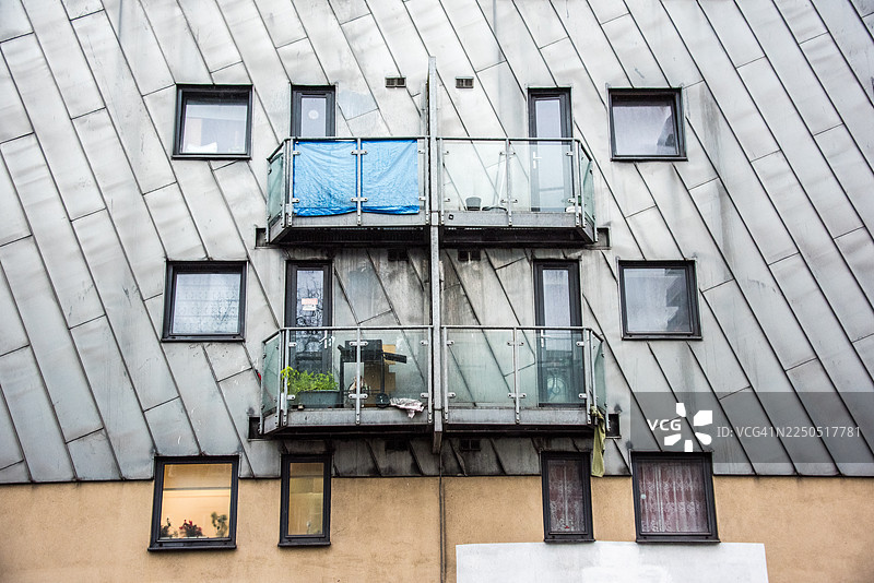 带斜接缝的锌包层外墙图片素材