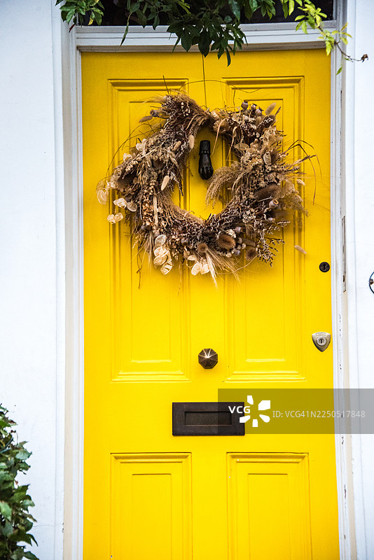 黄色门上干花花环的细节图片素材