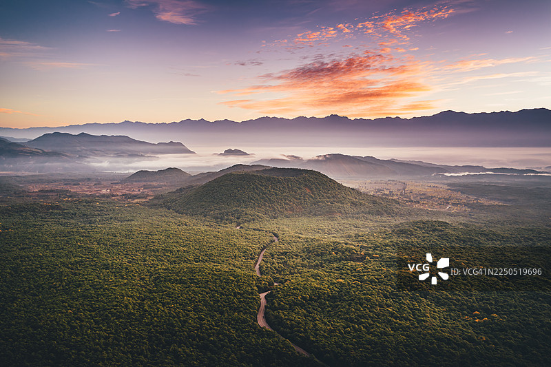 黎明时分森林火山的鸟瞰图，腾冲火山群，腾冲，云南，中国图片素材