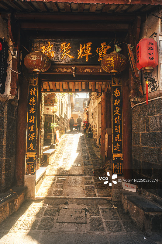 中国云南腾冲和顺古镇传统巷口入口图片素材