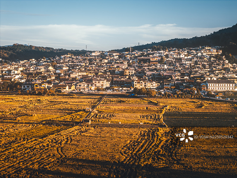 云南腾冲和顺古镇的黄金时刻全景图片素材