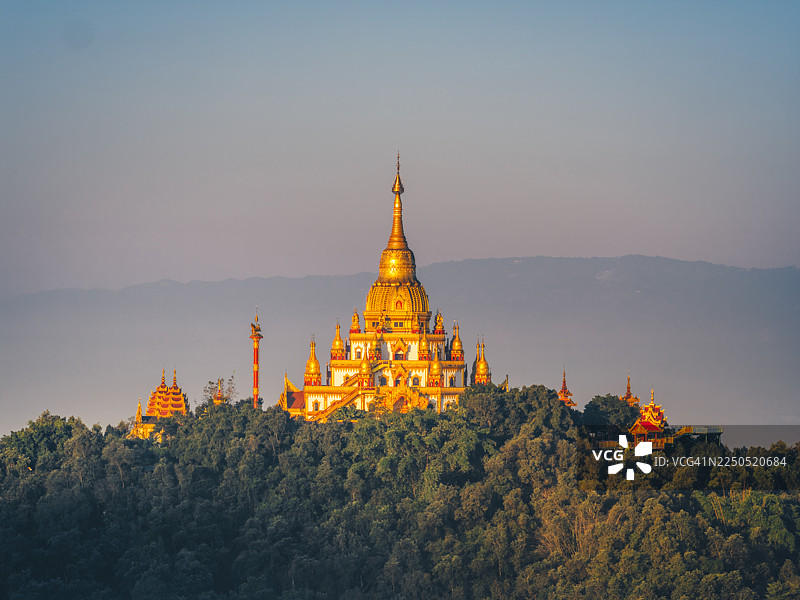 云南保山芒市梦幻金塔，山顶雄伟的金塔图片素材