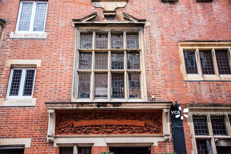 石头隔断窗户上方的陶瓦饰带图片素材