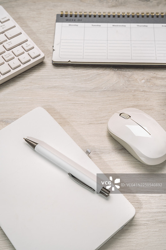 办公桌上的白色文具和时钟图片素材