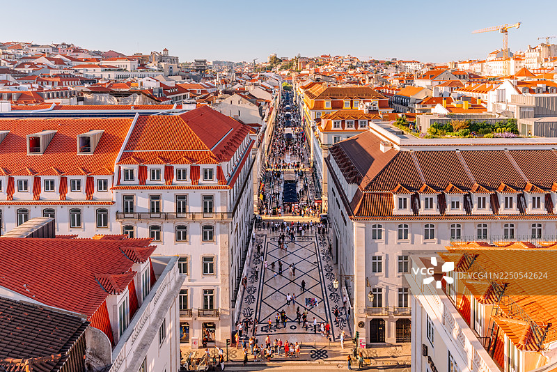 阳光明媚的奥古斯塔街步行街，街边有商店和餐馆，里斯本，葡萄牙，鸟瞰图图片素材
