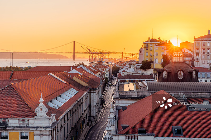 葡萄牙里斯本日落时分塔霍河与老城区的高角度俯视图图片素材