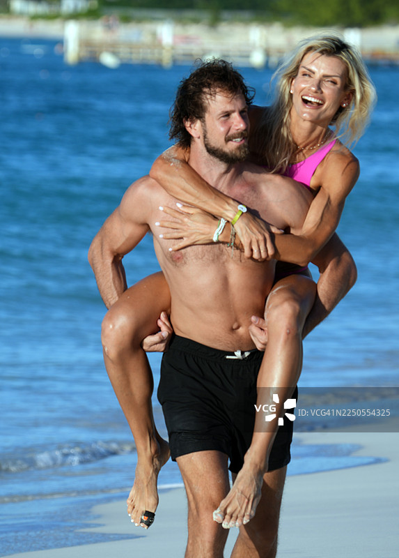 土耳其和凯科斯群岛海滩上的生活方式模特图片素材