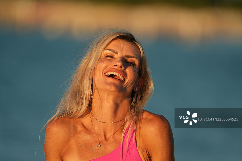 土耳其和凯科斯群岛海滩上的生活方式模特图片素材