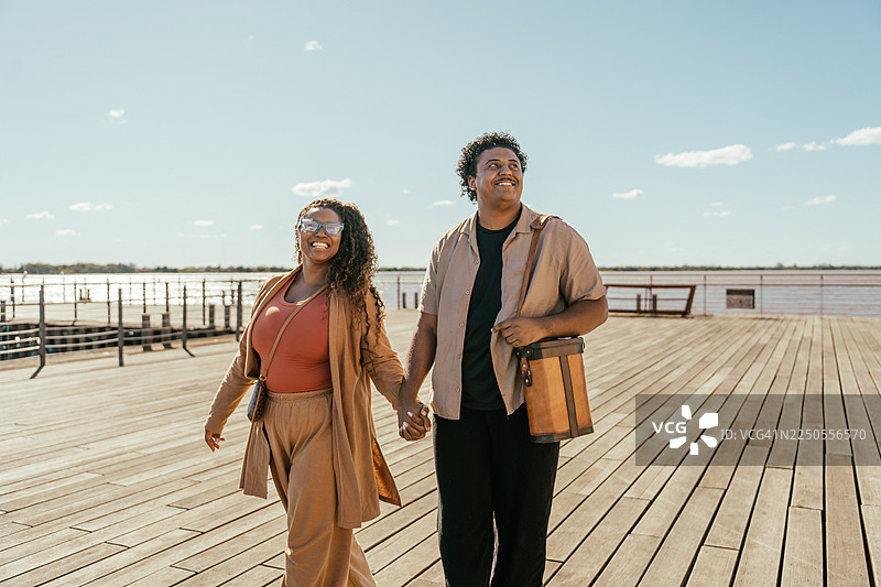 一对游客情侣漫步在阿雷格里港的城市中图片素材