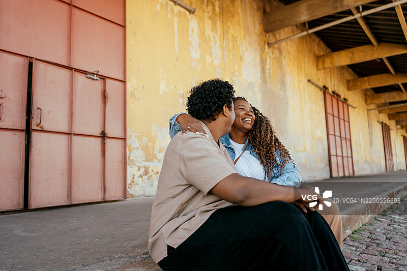 一对游客情侣漫步在阿雷格里港的城市中图片素材